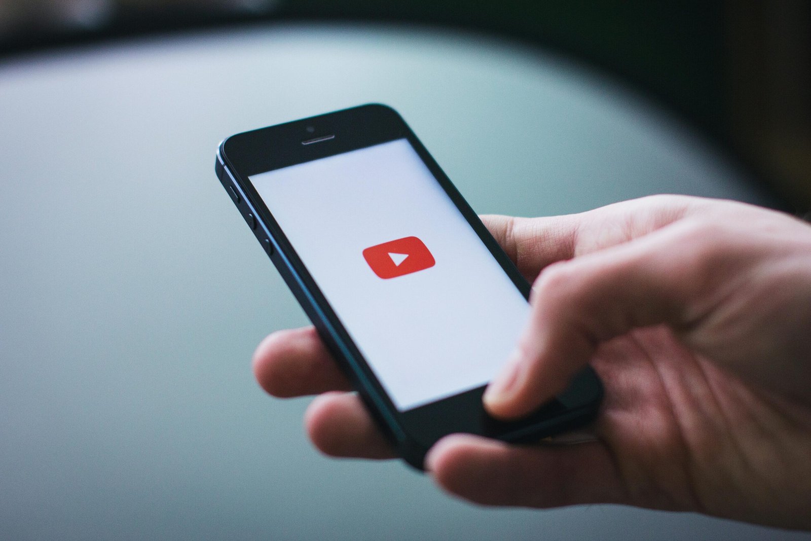Lire la suite à propos de l’article Créer une vidéo YouTube avec IA : outils et étapes